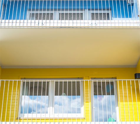 Kleine Balkone erweitern die Gruppenräume um einen Außenbereich - Foto: Florian Gerlach