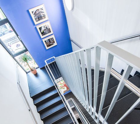 Ein aufgelockertes Treppenhaus verbindet die Geschosse - Foto: Florian Gerlach