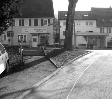 Der bestehende Weg wird zu einem einladenden Platz umgeformt