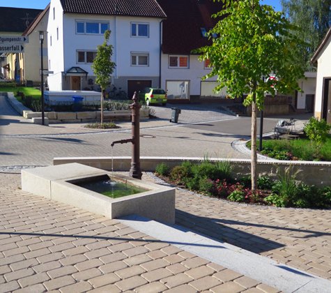 Der Brunnen erfrischt auch das Erscheinungsbild - Foto: planungsgruppe stahlecker