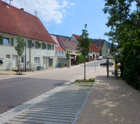 Die Ortsdurchfahrt wirkt aufgelockerter und gleichzeitig beruhigter - Foto: planungsgruppe stahlecker