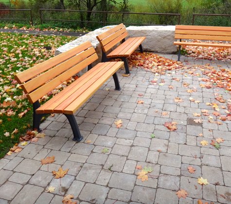 Schlichte Sitzgelegenheiten stellen die Natur in den Vordergrund
