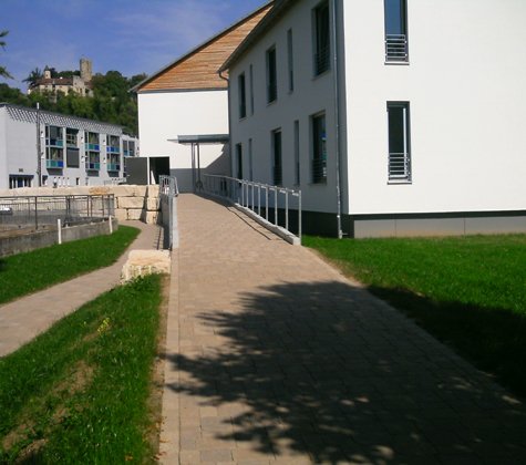 Im Grünen und mit Blick auf die Burg lässt es sich gut leben