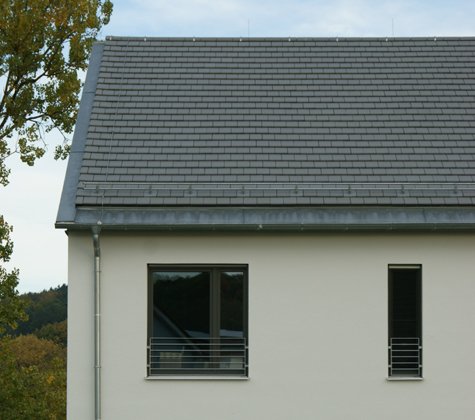Zwei verschiedene Fensterformate ziehen sich durch die Fassadengestaltung durch