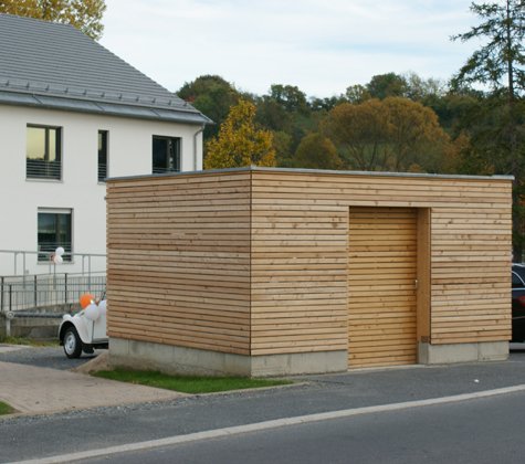 Klare Kanten und Holzverkleidung sind auch auf den Geräteschuppen übertragen worden