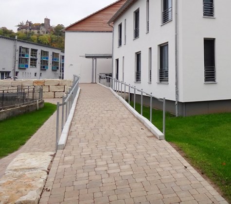 Natürliche und helle Farben lehnen sich an die Gebäudegestaltung an