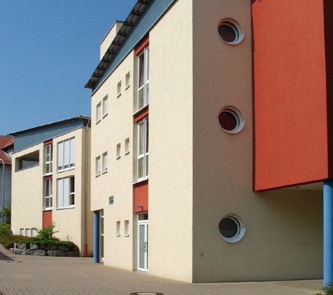 Sinnvolle und bedachte Einschnitte strukturieren die Fassade