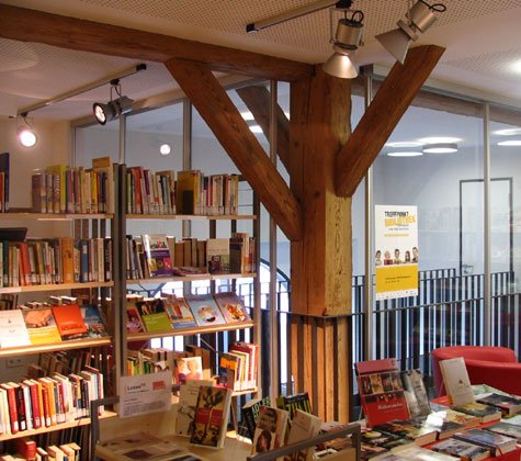 Der uralte Baustoff Holz wirkt im Innenraum zeitlos modern