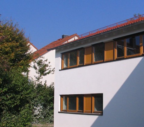 Der Anbau nimmt die Gestaltungsprinzipien des Bestands auf