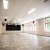 Das Herzstück der Gemeindehalle bildet der helle Veranstaltungssaal - Foto: flumoto