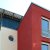 Die Farbgebung der Fassade lockert das Erscheinungsbild auf